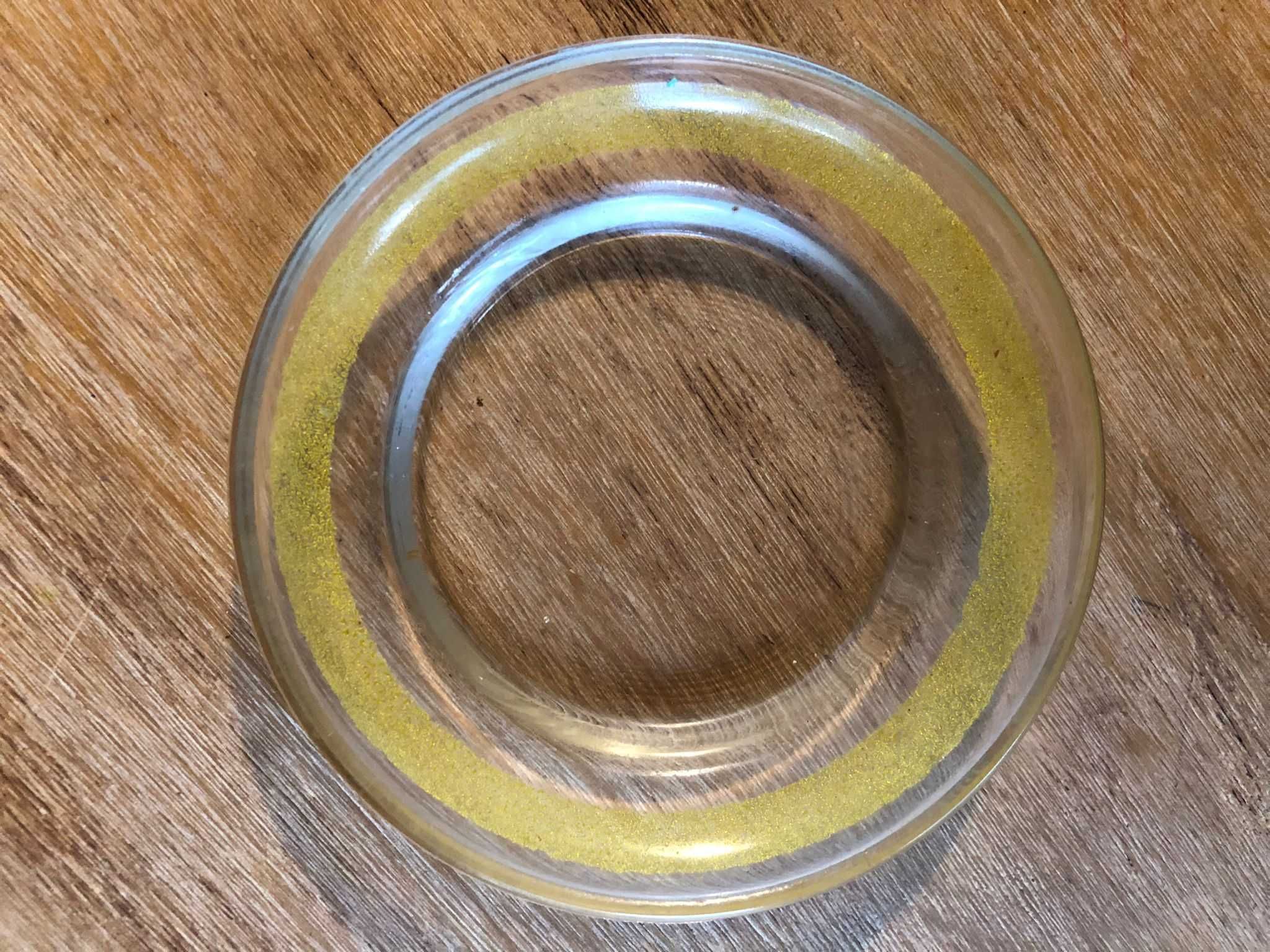 Prato em vidro com aro dourado e faixa amarela