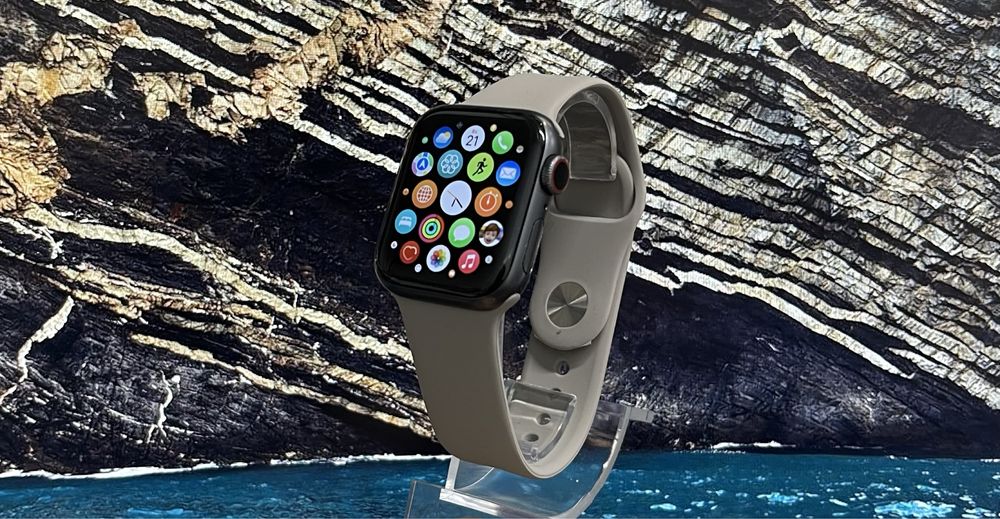 Apple Watch  Series 4 Space Grey 40 mm LTE GPS / 82%