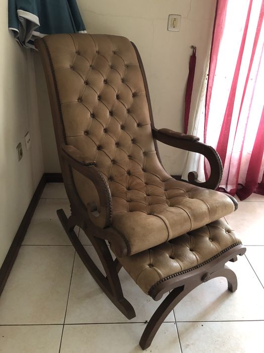 Cadeirao em madeira e pele