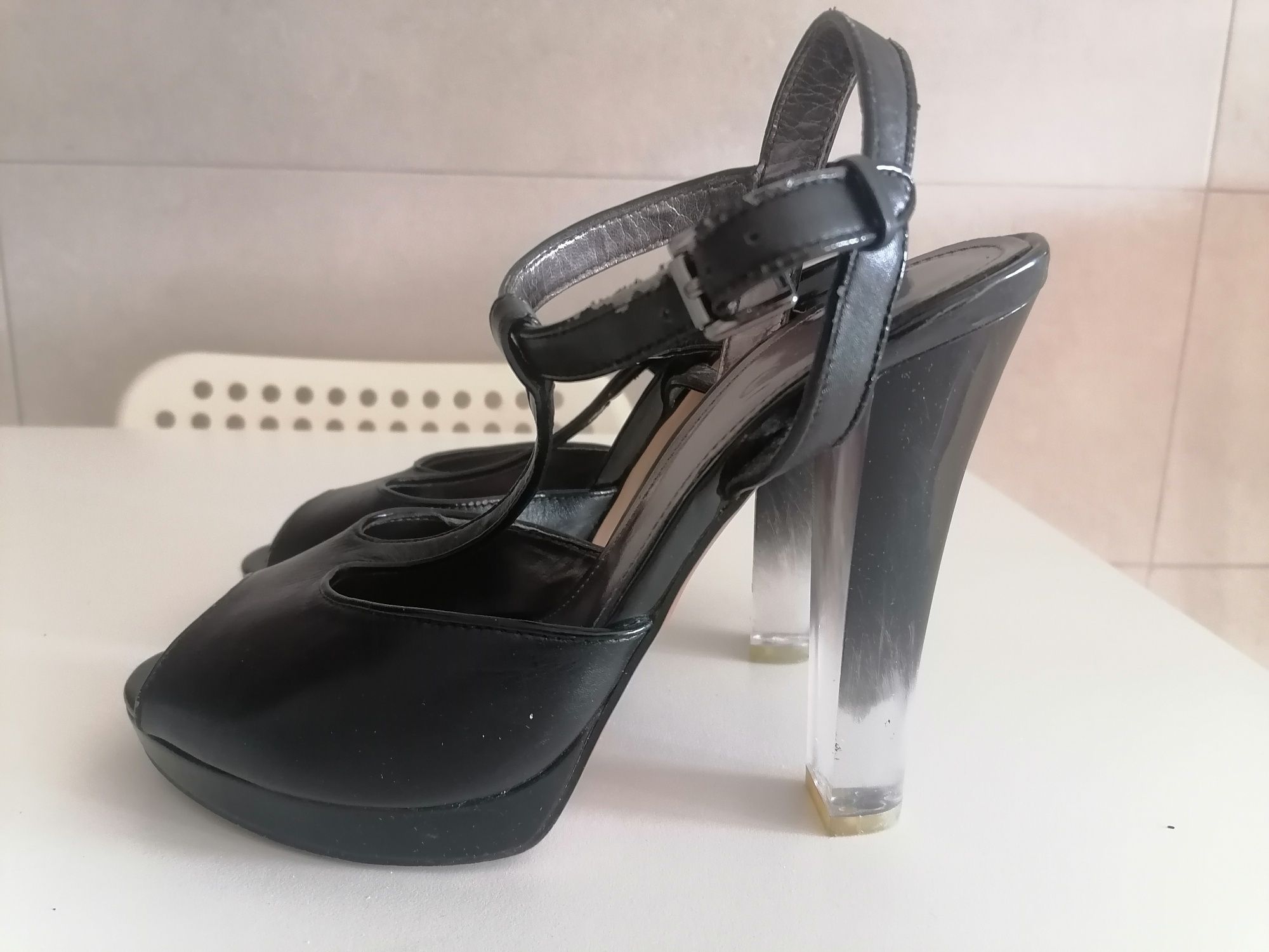 Sapatos com fivela