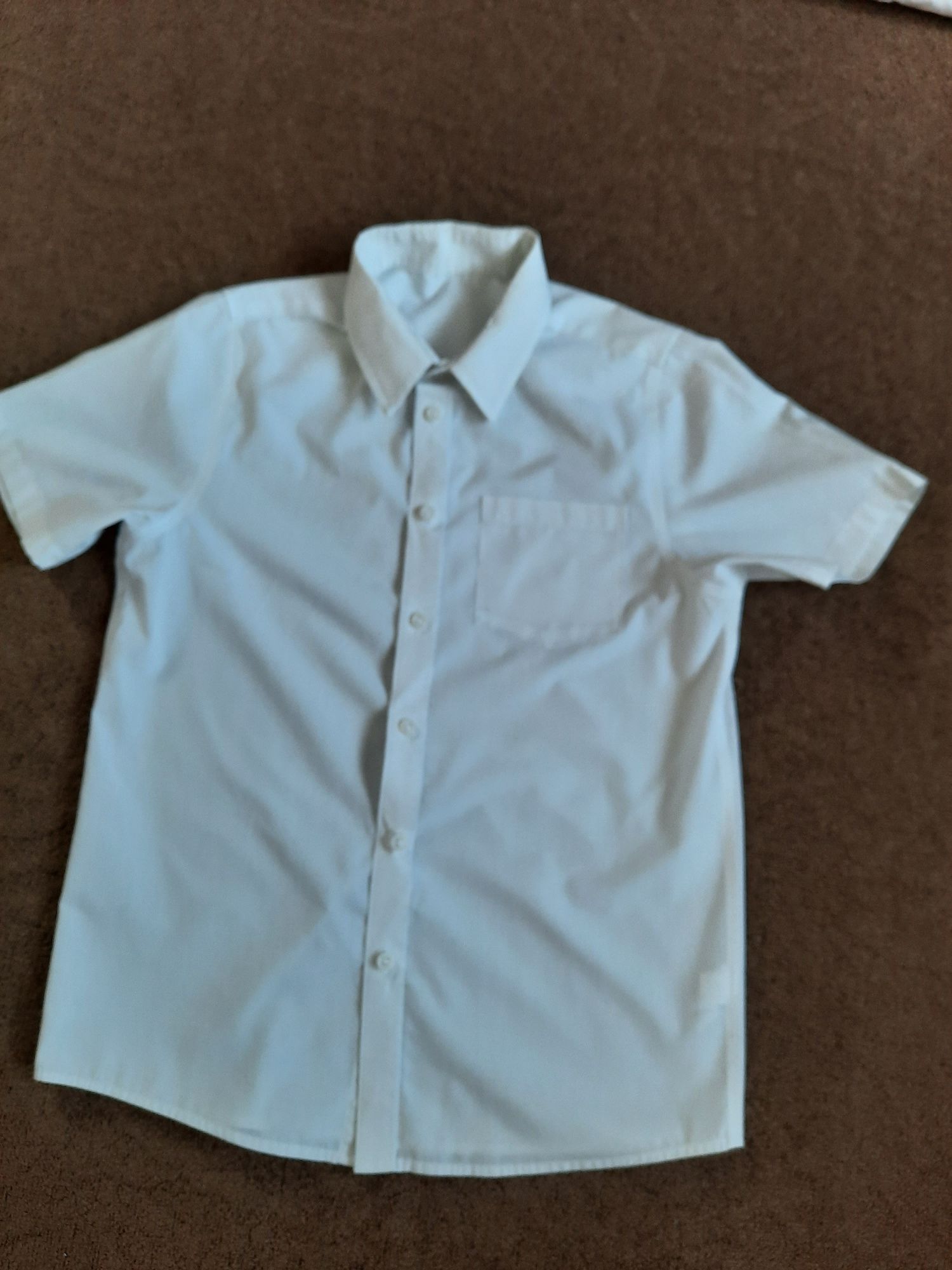Белая рубашка, тениска, безрукавка.