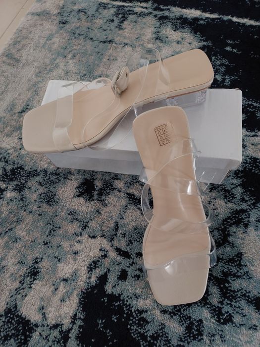 Sandálias transparentes