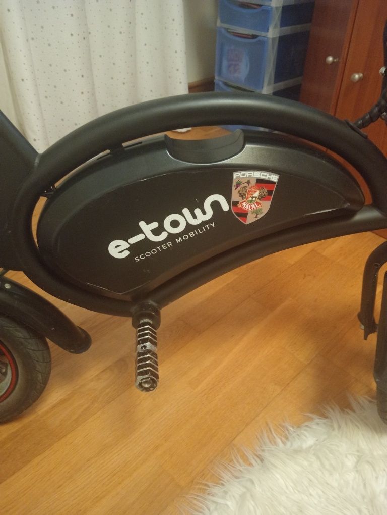 Vendo scooter dobrável com muito pouco uso, capacidade máxima 100kg