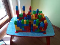 drewniany stolik mega blocks