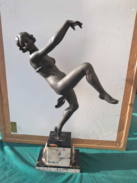 Escultura estilo arte deco