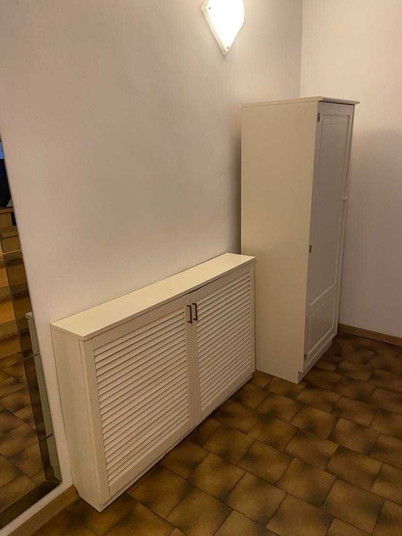 Elementy wystroju przedpokoju- meble, lustra, drzwi.