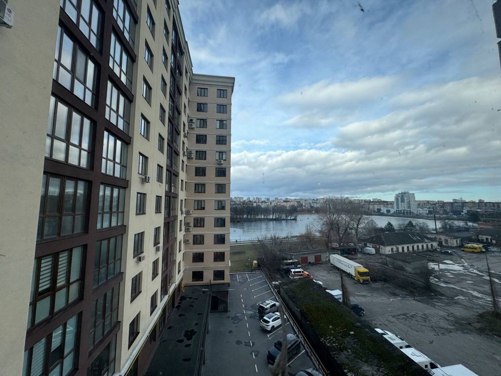 .Продам елітну квартиру 137 кв.м. з  панорамним видом на річку. Центр.