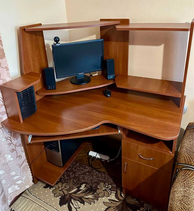 Комп'ютерний стіл