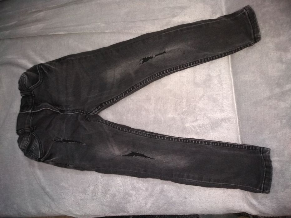 Spodnie chłopięce jeansy modne skiny 7-8lat 122-128.Czarne przecierane
