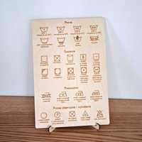 Drewniana tabliczka z symbolami prania, jak prać ubrania, nauka prania