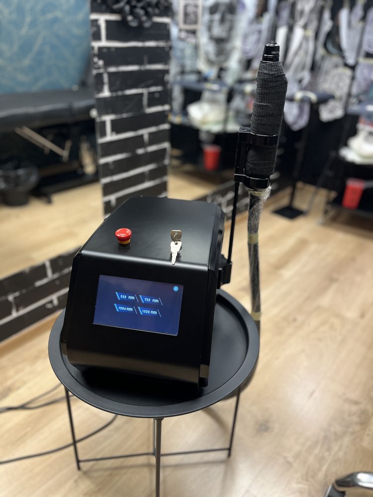 Laser pikosekundowy do uduwania tatuazy