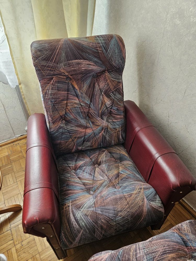 Zestaw mebli kanapa, dwa fotele, dwa podnóżki - oddam za darmo