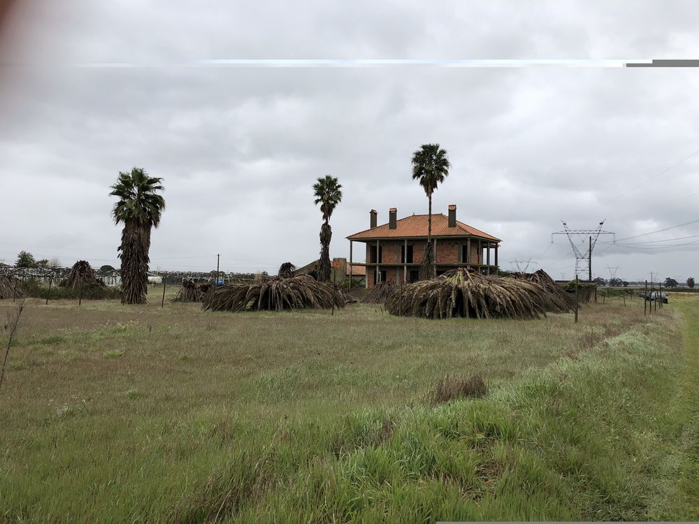 Quinta com 2 moradias e barracoes