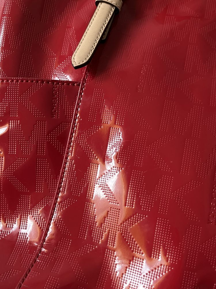 Lakierowana torebka Michael Kors