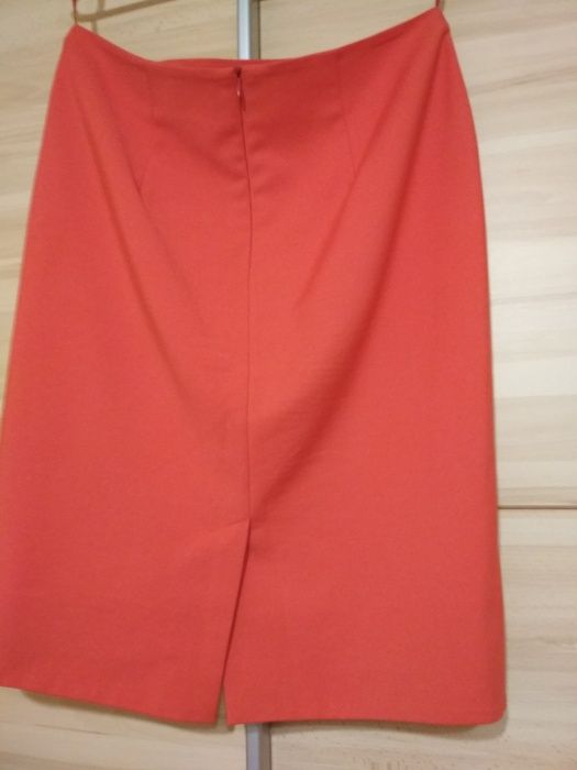 Salko-Czerwona spódniczka z rozporkiem rozm. 38