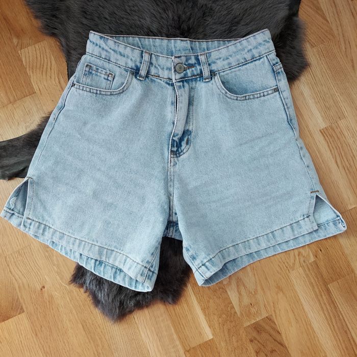 Стильні джинсові шорти-бермуди.