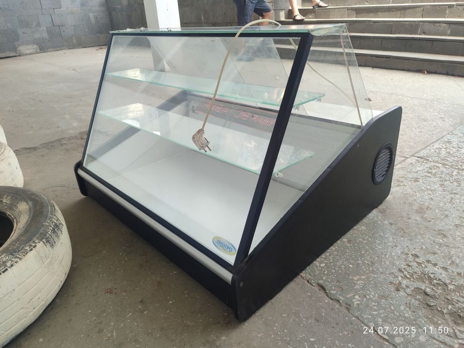 Продам настільну холодильну вітрину ширина 1 м