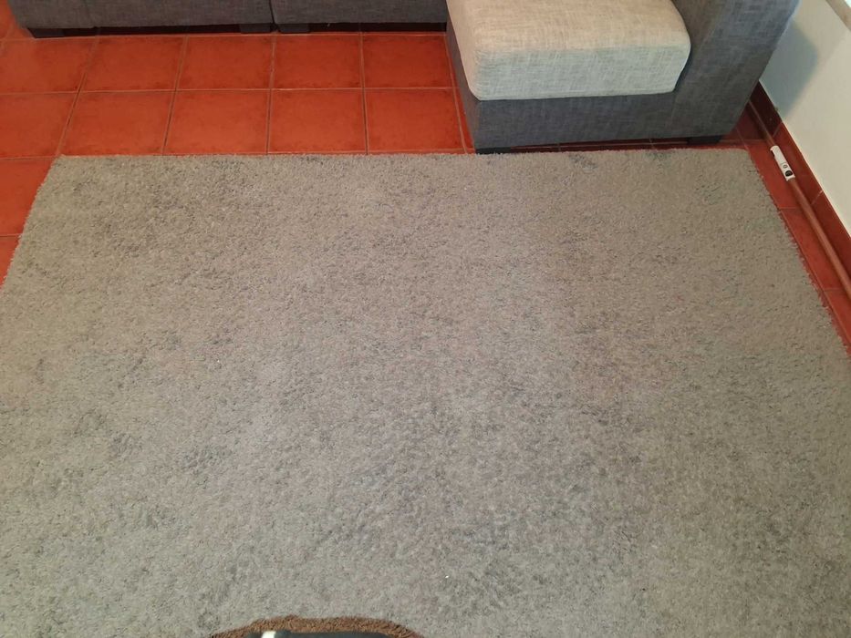 Vendo sofá 3 lugares com chaise + 2 tapetes cinza