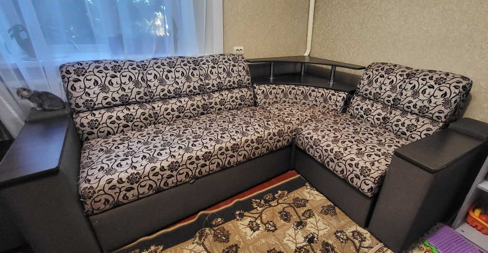 Диван кутови/ столик в подарунок.