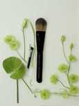 Dwa nowe pędzle do makijażu typu flat brush i mały do brwi