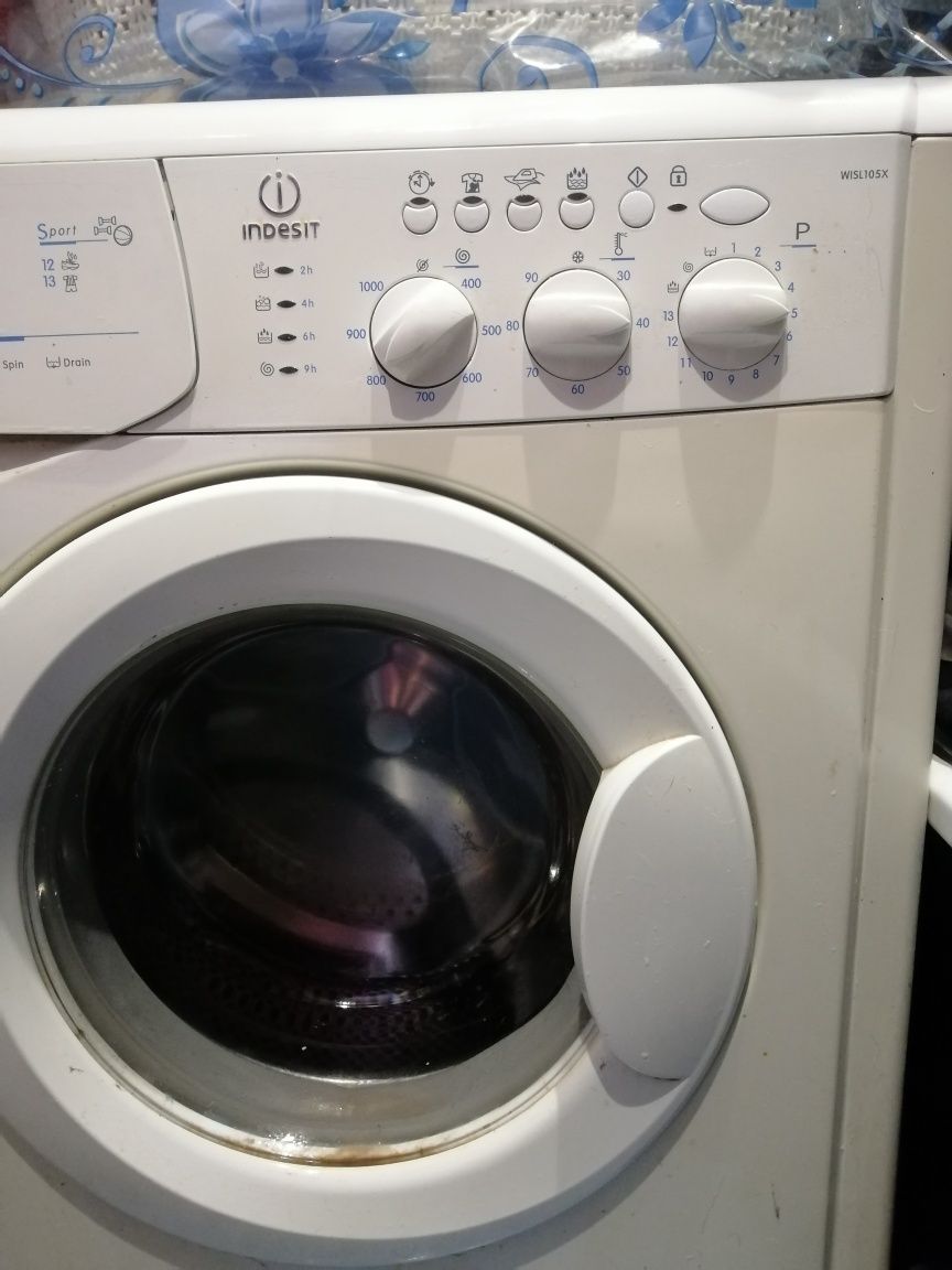 Продам стиральную машинку б/у  индезит на  запчасти