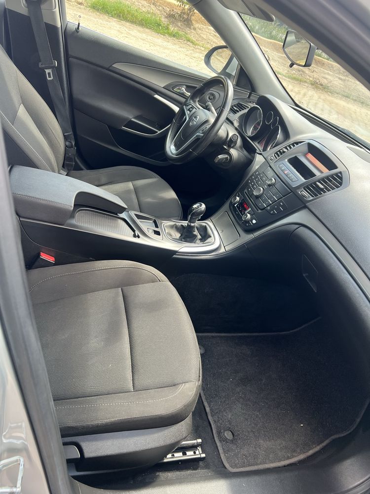 *Opel Insignia* 1.6MPI benzyna* 2009rok* klima* zarejestrowana