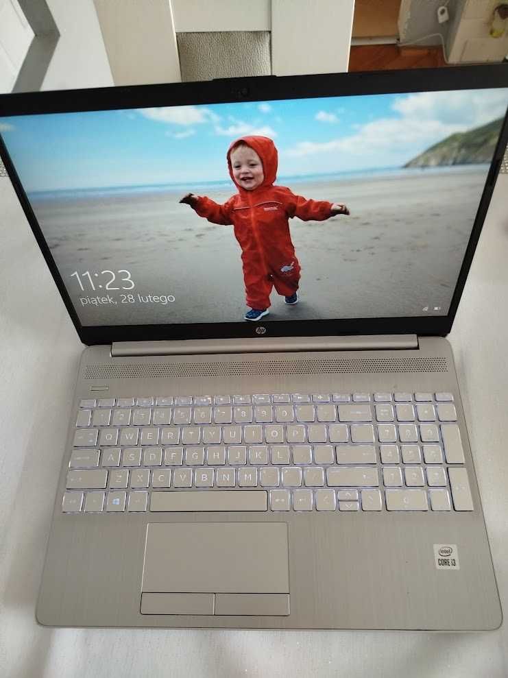 Srebrny laptop HP w bardzo dobrym stanie.