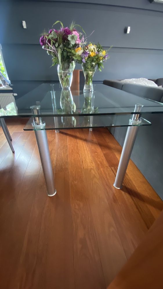 Stół szklany na aluminiowych nogach