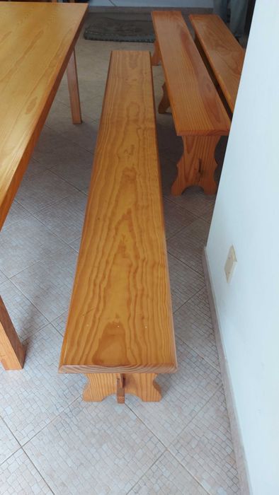 Conjunto de Mesa Grande e Bancos em Madeira – 2 Conjuntos Disponíveis