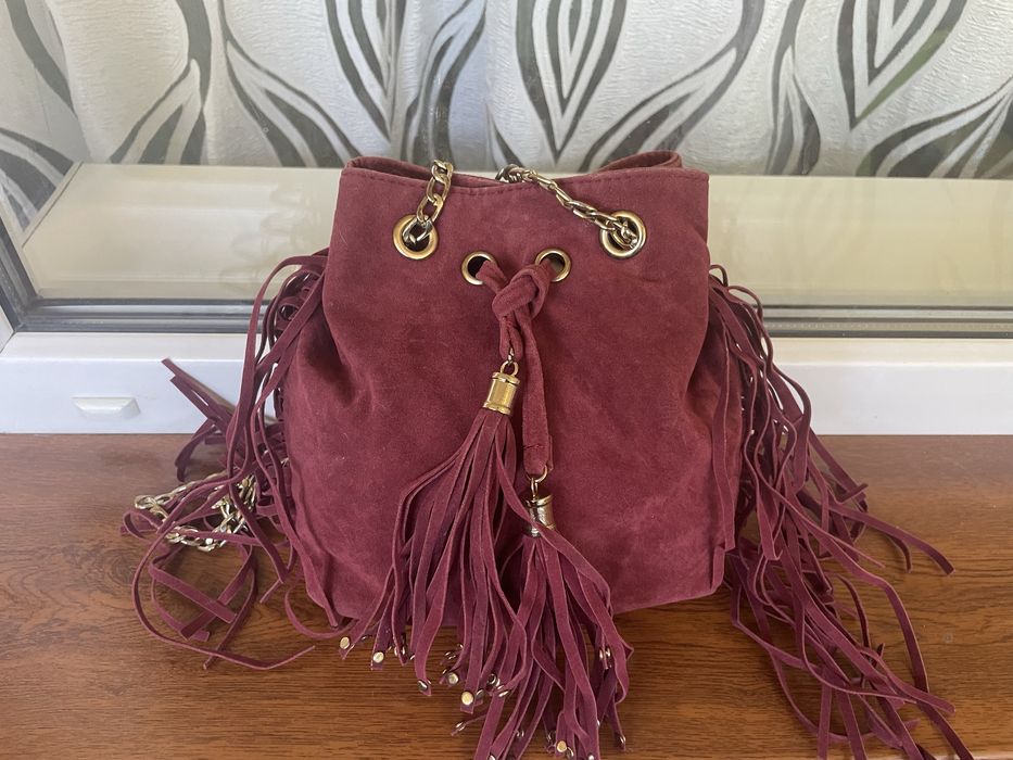 Невеличка, але вмістка сумочка