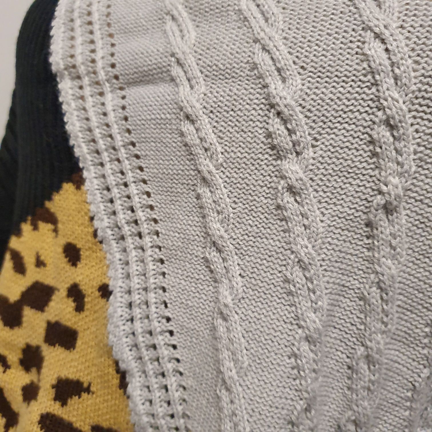 Sweter Na Jedno Ramię Leopard Rozm. M, L Jasnoszary Otwarty Kardigan