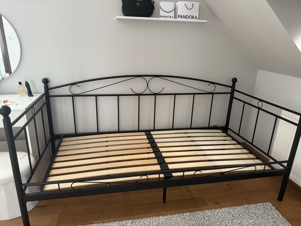Łóżko czarne metalowe ze stelażem
