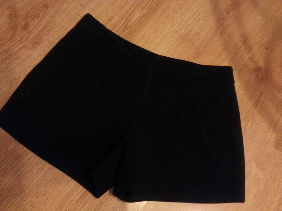 czarne eleganckie spodenki