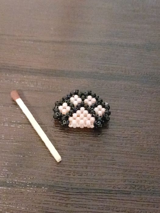 Лапка на щастя виріб з бісера