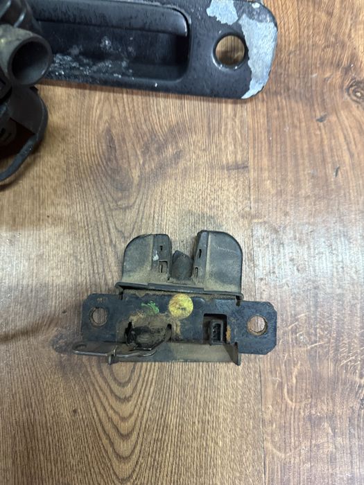 Zamek klapy tył tylny VW T5 sprawny komplet