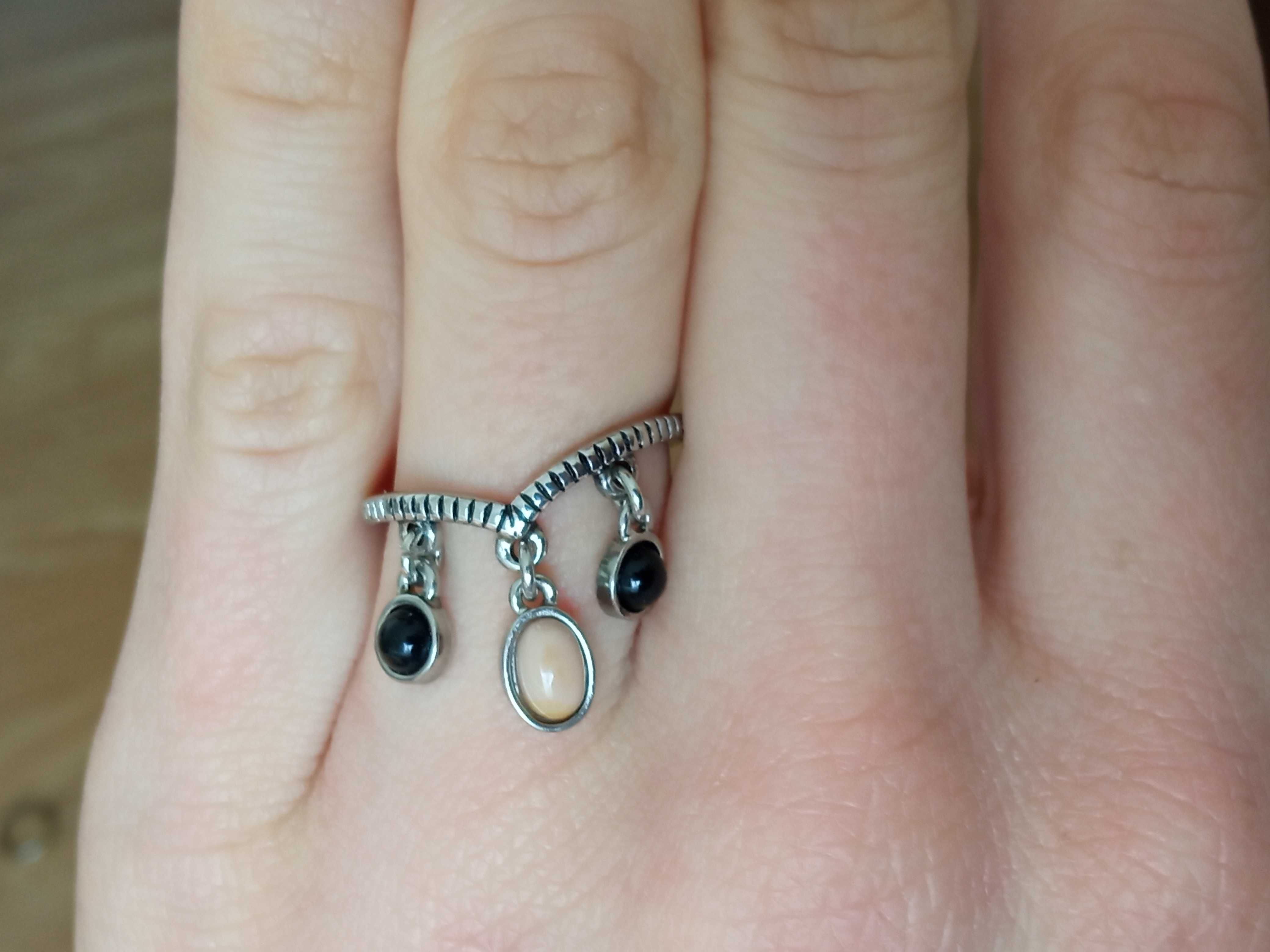 Pierścionek pierścień z wiszącymi kamykami r. 18 biżuteria sztuczna