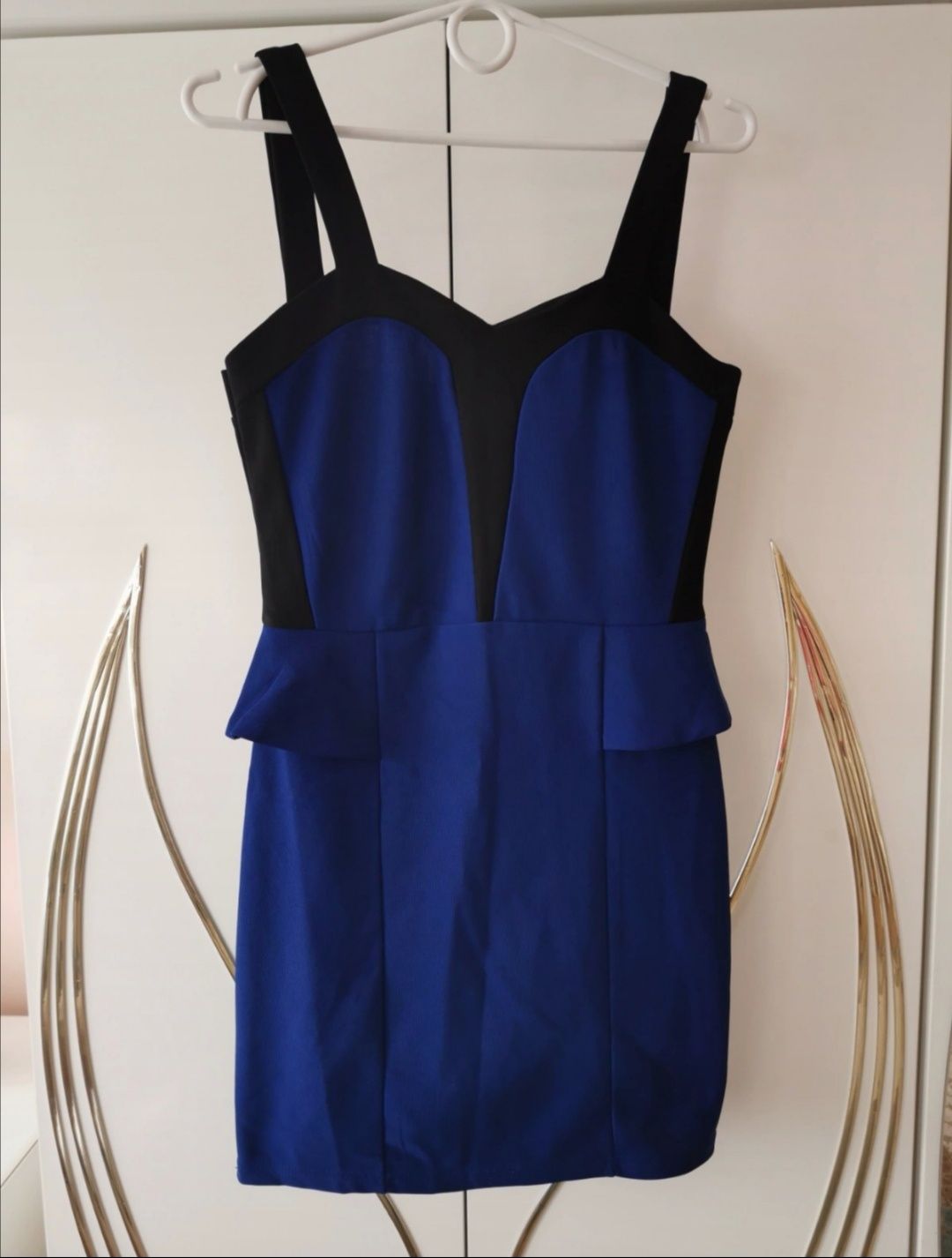 Kobaltowa sukienka z baskinką w rozmiarze 36