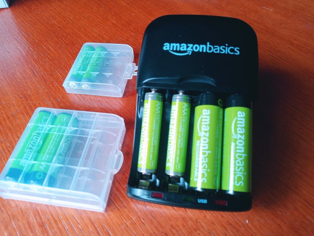 Ładowarka AmazonBasics V3299USBEU z ośmioma akumulatorami Ni-MH AA/AAA
