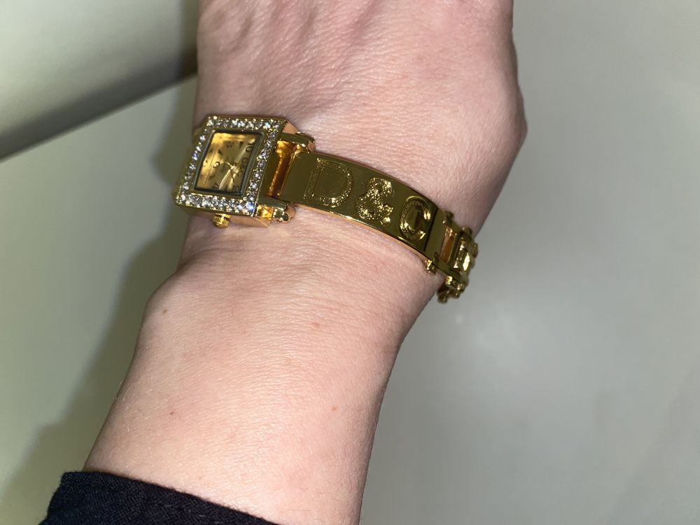 Zegarek koloru złotego z bransoletką