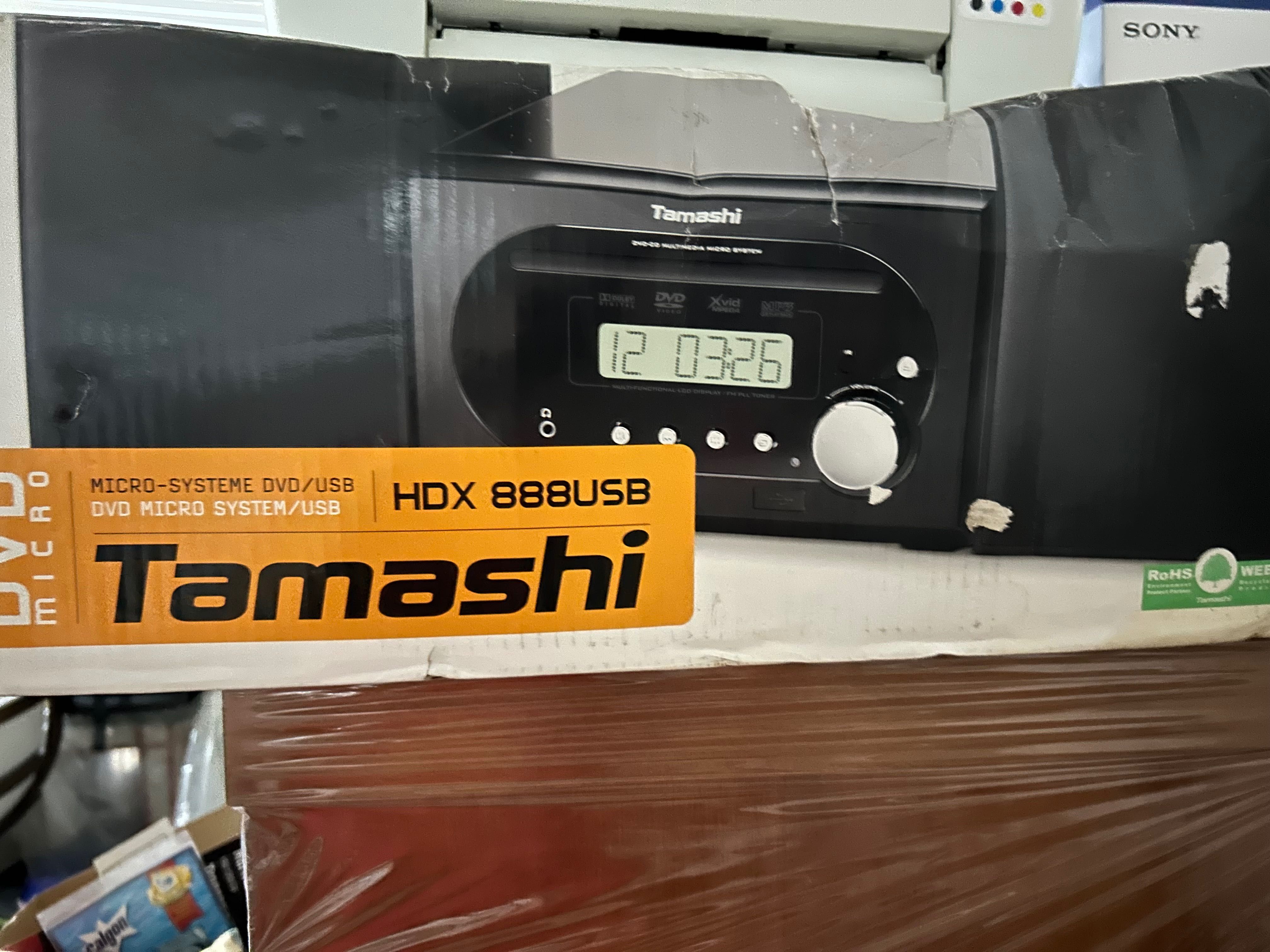 Aparelhagem de som compacta com duas colunas, leitor de DVD.