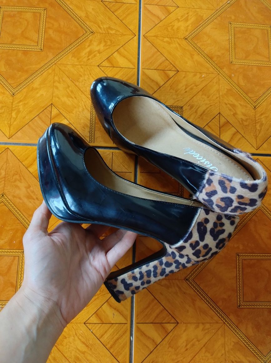 Buty damskie z panterkowym wzorkiem