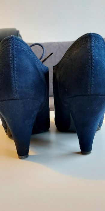 Sznurowane granatowe czółenka