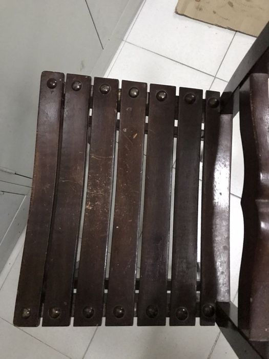 Mesa e cadeiras em madeira