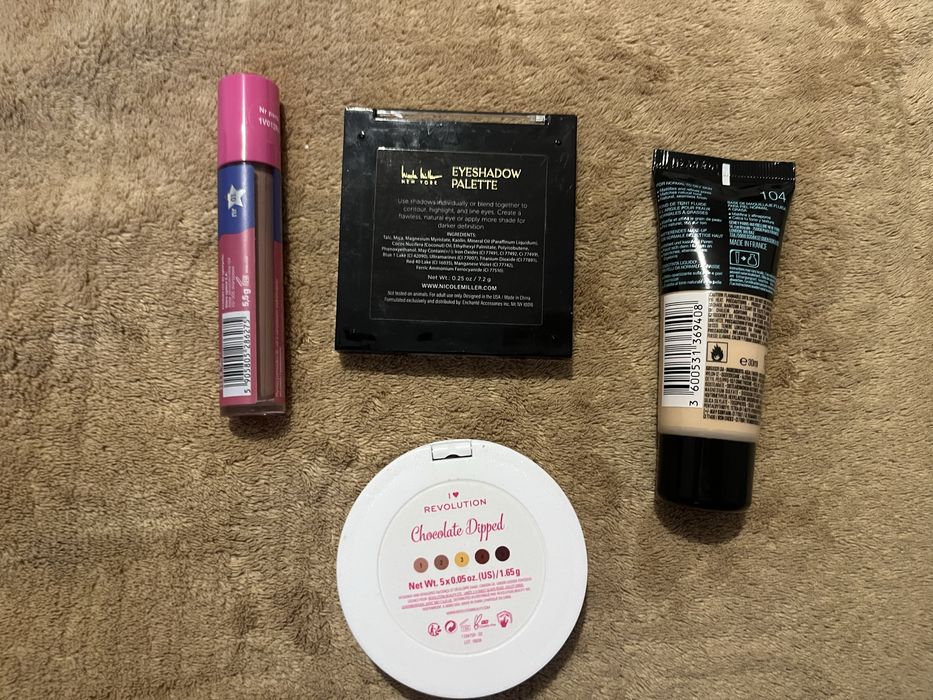 Zestaw kosmetyków fluid cienie do powiek pomadka