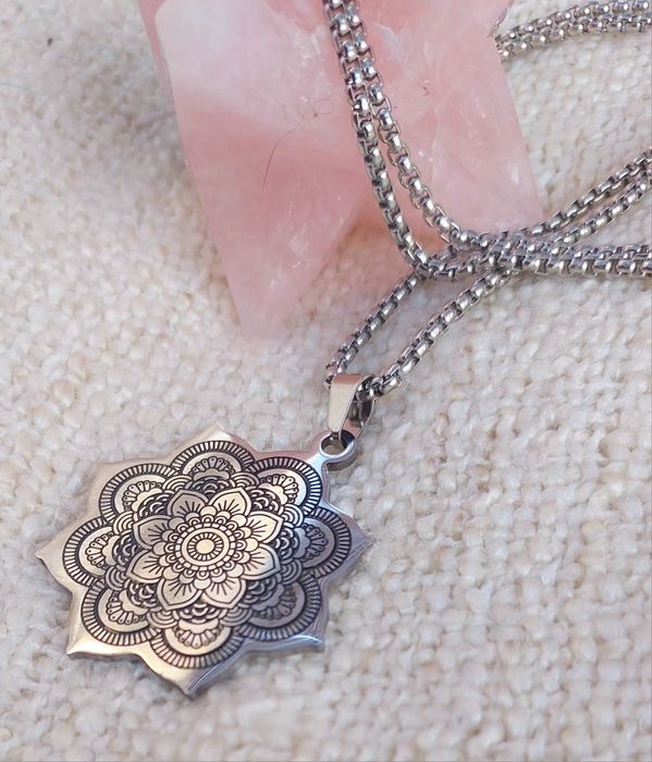 Colar aço inoxidável prateado com pingente mandala