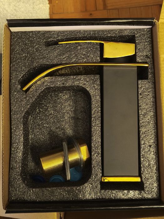 Torneira nova ainda na caixa