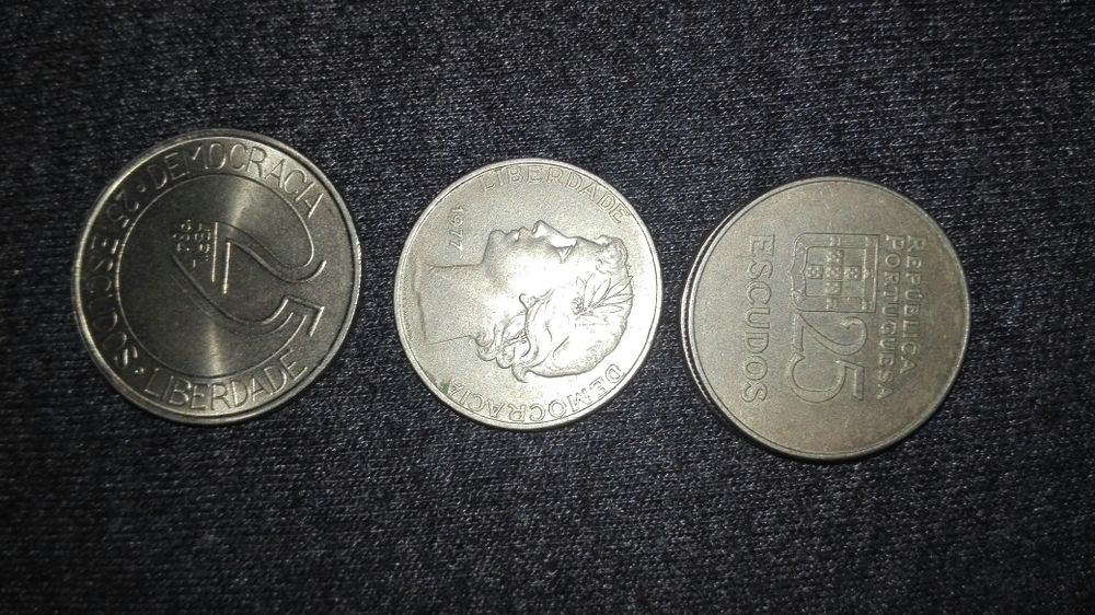 Moedas 25 escudos, 1 escudo, 50 centavos