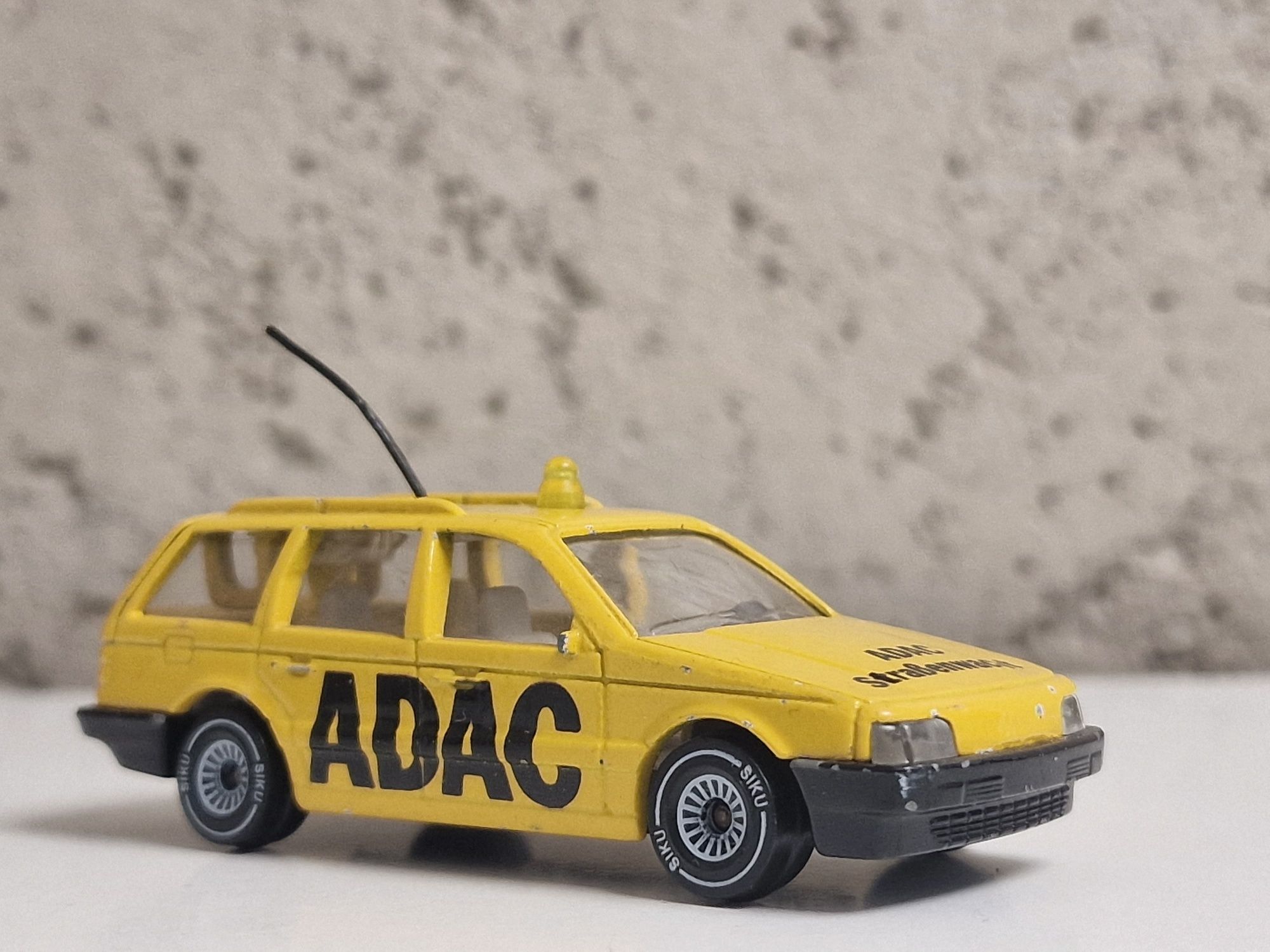 Siku Volkswagen Passat Variant GT ADAC