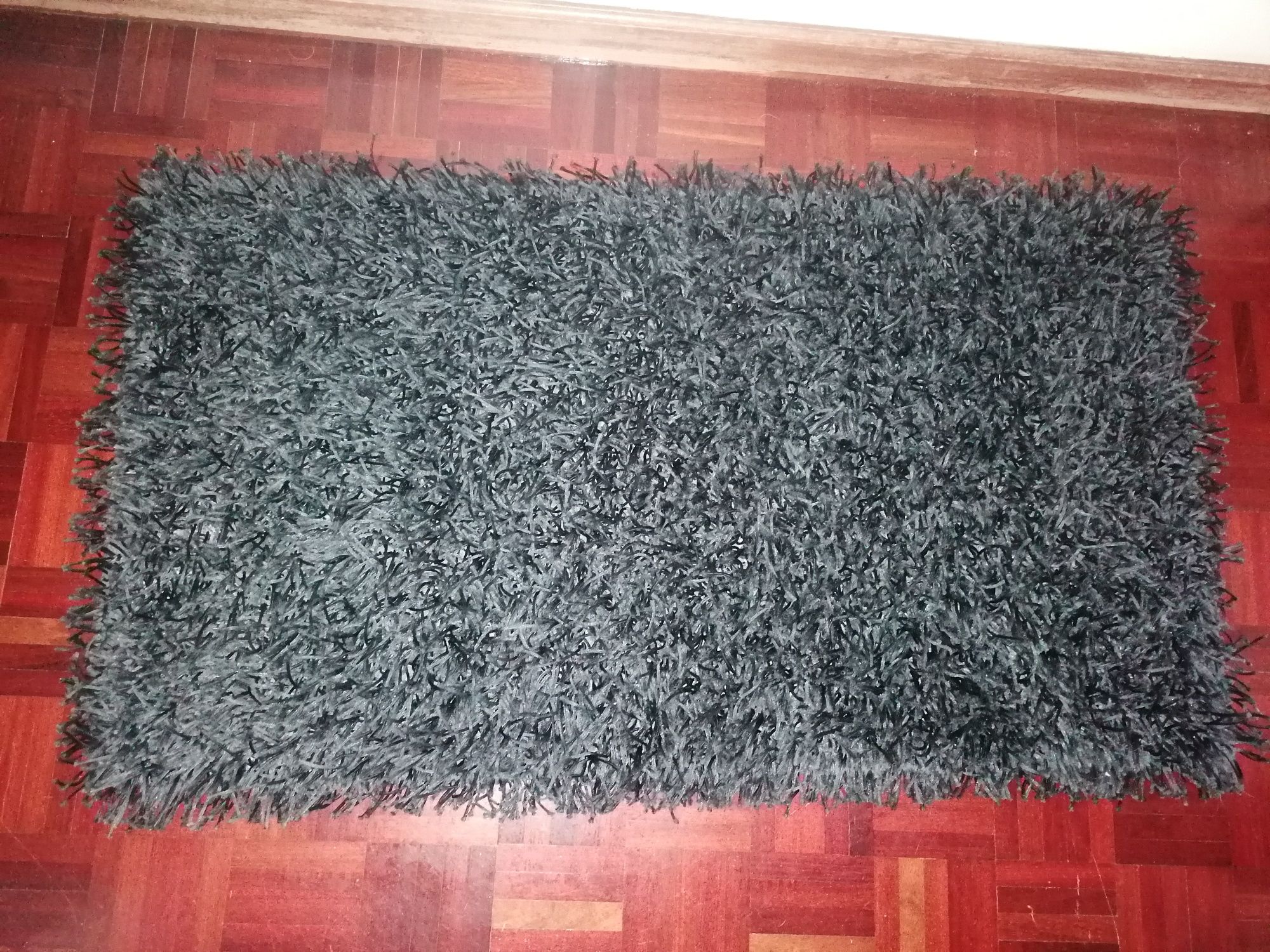 Três tapetes pretos em bom estado