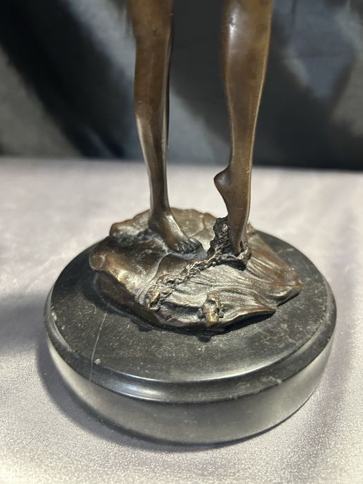 Akt Kobiety w Wyrafinowanej Pozycji brąz